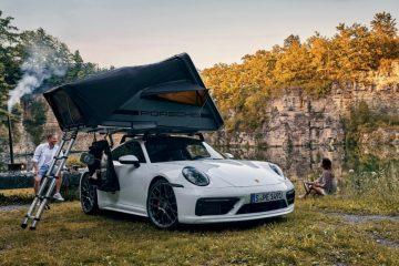 De tent staat op het dak van een Porsche 911